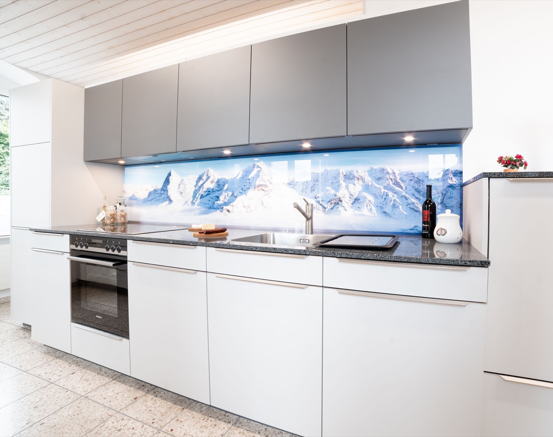 Weisse Küchenzeile, Rückwand mit Alpenpanorama