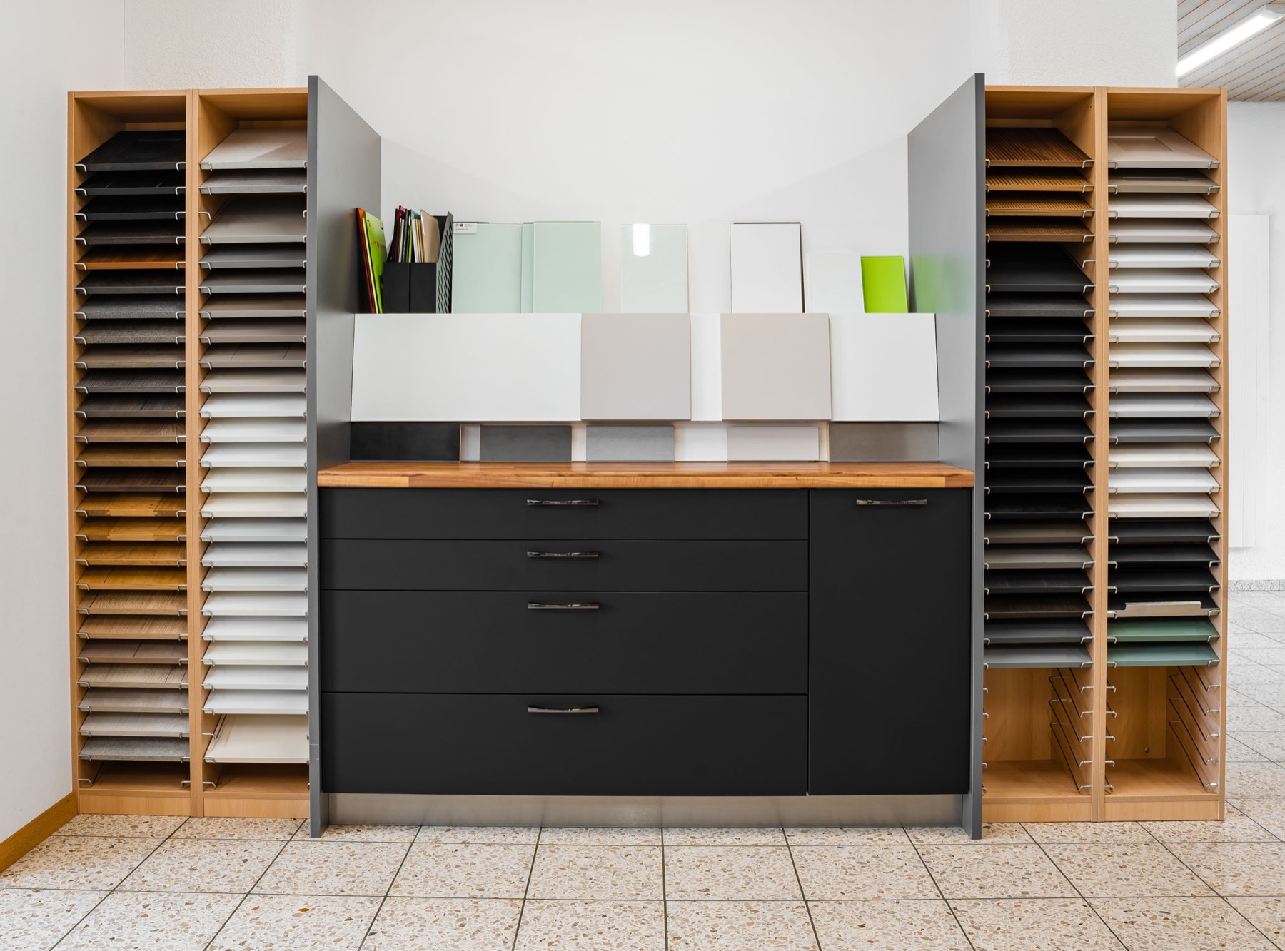 Musterwand mit Front-Mustern in Holzregalen